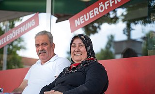 Dieses Ehepaar ist vor vielen Jahrzehnten aus der Türkei nach Espelkamp gezogen und fühlt sich inzwischen hier sehr wohl. Sie nahmen am Fotowettbewerb des Qaurtiersmanagements teil. - Quartiersmanagement Espelkamp