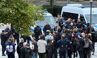 Die Gegendemonstranten versammelten sich unter dem Stichwort "Genug spaziert". - Christian Matthiesen