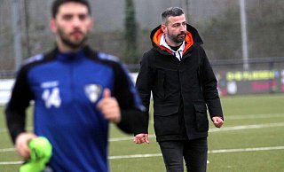 Geht vorzeitig: Ufuk Basdas (r.) kann die Trainertätigkeit beim SC Herford nicht mehr ausüben. - Stefan Hageböke