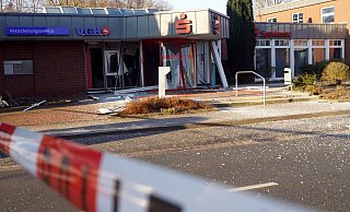 Der Eingangsbereich mitsamt Automaten wurde bei der Sprengung in Bruchmühlen zerstört. - Niklas Krämer