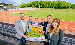 Ralf Pahlsmeier (ASC Paderborn, v. l.), Martin Lausen (Radio Hochstift), Jessica Spörhase (ASC Paderborn), Christian Müller (Stadtwerke Paderborn), Oliver Bekiersch(Sparkasse Paderborn-Detmold-Höxter) und Maren Richts (Ahorn-Sportpark) freuen sich auf nächsten Sonntag. - Besim Mazhiqi