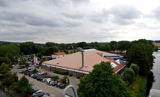Auf dem Parkplatz vor dem Gebäude würden die Herforder Freizeitbetriebe gerne ein weiteres Schwimmbecken bauen. - (Symbolbild): Ralf Bittner
