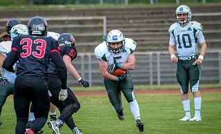 Auf gehts: Bulldog-Spieler Fabian Korbmacher versucht mit dem Ball Raum zu gewinnen. Rechts schaut Quarterback Niklas Gorny zu. - Andreas Zobe