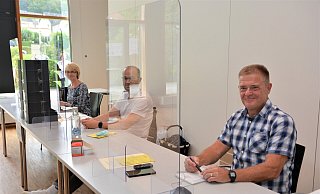Gabriele Mosig, Jan-Philipp Parschau und Gerhard Mosig (v. l.) bilden den Wahlvorstand in einem der zwei Wahlräume im katholischen Pfarrheim an der Grüte/Marktstraße. Die Wahlbeteiligung ist hoch. - Karin Prignitz Gabriele Mosig, Jan-Philipp Parschau und Gerhard Mosig (v. l.) bilden den Wahlvorstand in einem der zwei Wahlräume im katholischen Pfarrheim an der Grüte/Marktstraße. Die Wahlbeteiligung ist hoch. - Karin Prignitz