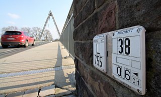 Über die Weserbrücke in Höxter führt die Landesstraße 755 – sie darf aber derzeit nur bis zu einem bestimmten Gewicht der Fahrzeuge befahren werden. - David Schellenberg