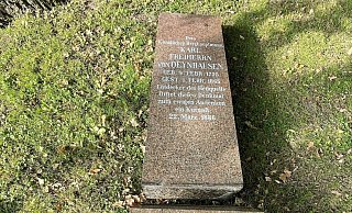 In der Nacht von Sonntag auf Montag haben Unbekannte das dem preußischen Berghauptmann Karl von Oeynhausen gewidmete Denkmal im Kurpark umgestürzt. Dabei ist der Obelisk in drei Teile zerbrochen. - Elke Niedringhaus-Haasper