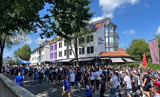 Arminia-Fans nehmen die Stapenhorststraße ein. - Stefan Brams
