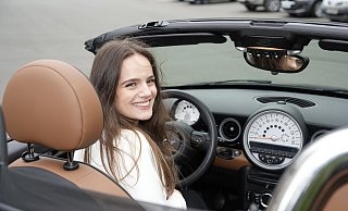 Cabrio-Feeling: Lara Sprungmann vom Autohaus Sprungmann in einem Mini-Roadster. Sie wurden von 2012 bis 2015 gebaut, dann stellte BMW die Produktion ein. - Peter Unger