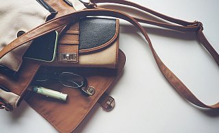 Eine Brakelerin soll an einer Ladenkasse ihre Tasche öffnen - das ärgert sie. - Symbolbild: Pixabay/freephotocc