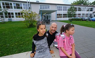 Ein täglicher Kampf: Fatih Dogan mit Tochter Kayla (6, l.) und Mitschülerin Mislina (6) vor der Hans-Christian-Andersen-Schule. - Andreas Zobe