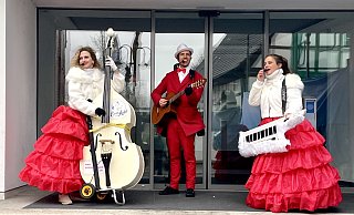 Auch die Walking Band „Evas Apfel“ suchte sich ein überdachtes Plätzchen, um die Besucherinnen und Besucher beim Sälzerfest zu unterhalten. - Carola Drabon