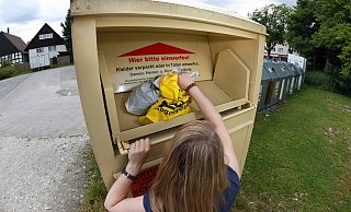 Diese Container sind für Altkleider gedacht. Doch immer öfter wird Unrat hineingeworfen, der die Spenden nutzlos macht. - Symbolfoto: Andreas Zobe