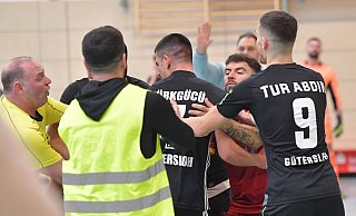 Schiedsrichter Michael Swiers (l.) hat bei einem Tumult nach der Partie Tur Abdin gegen Türkgücü bei den Gütersloher Hallen-Stadtmeisterschaften 2023 alle Hände voll zu tun. - Jens Dünhölter