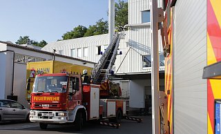 Über die Drehleiter kontrolliert ein Feuerwehrmann das Dach der Wäscherei am Kühlermühler Weg. Foto: Dieter Scholz - Dieter Scholz
