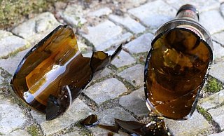 Scherben einer Bierflasche. (Symbolbild) - Pixabay