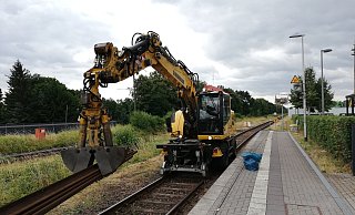 Am Gleis 1 des Bahnhofes Rahden sind die neuen Schienen nun verlegt worden. Mit einem Zweiwege-Bagger wurden die alten Schienen abtrabsportiert. - Joern Spreen-Ledebur Am Gleis 1 des Bahnhofes Rahden sind die neuen Schienen nun verlegt worden. Mit einem Zweiwege-Bagger wurden die alten Schienen abtrabsportiert. - Joern Spreen-Ledebur