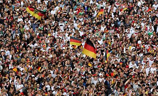 Fanmeilen und Sicherheitsmaßnahmen gehören zu den Kostenpunkten in den Plänen der NRW-EM-Städte. - Marcel Kusch