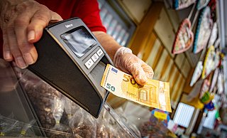 Ein 50-Euro-Schein wird an einem Stand auf dem Leinewebermarkt mit einem Prüfgerät untersucht. - Mike-Dennis Mller / www.mdm.photo