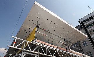 Teurere Dächer: Schirmartig wölben sich die neuen Haltestellendächer, an denen die ersten Verkleidungen montiert sind, nach unten: Ihre Technik und Gründung, aber auch der Wunsch, sie besser zu beleuchten, treiben die Kosten hoch. FotoS: Wolfgang Rudolf - Wolfgang Rudolf
