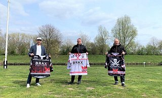Vorstellung am Herforder Bootshaus: Den Kurs bei den Ice Dragons gibt ab sofort Michael Bielefeld (m.) vor, unterstützt wird er von Dennis Schmunk und Andreas Ober (r.). - Lars Fege