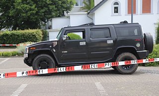 Das Fahrzeug des 36-Jährigen. Die Einschusslöcher sind am Heck des Wagens. - Charlotte Mahncke