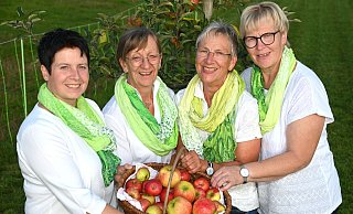 „Rund um den Apfel: Ein beliebtes und vielseitiges Obst“ - unter diesem Motto lädt der Landfrauen-Stadtverband Borgentreich mit Rita Schlüter (v.l.), Ute Lattrich, Monika Aufenanger und Marlene Dierkes ein. - Thomas Kube