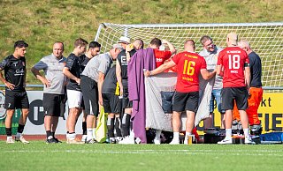 Spielabbruch nach Rettungseinsatz: Die Spieler und Beteiligten des 1. FC Nieheim schirmen ihren zusammengebrochenen Spieler ab. - Joel Beinke