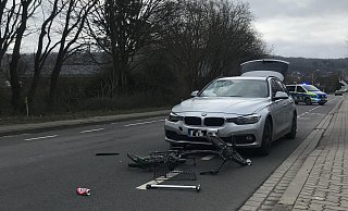 Beim Abbiegeversuch wurde der Radfahrer von dem Auto erfasst. - Christine Riechmann