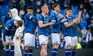 Arminia Bielefelds Profis bedanken sich niedergeschlagen bei ihren Anhängern auf der Südtribüne für deren Unterstützung. - Sarah Jonek