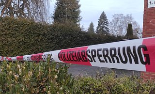 Die Polizei hat den mutmaßlichen Tatort, einen Fußweg neben einer Apotheke in Lauenförde mit Flatterband abgesperrt. - Svenja Ludwig