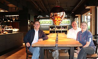An der langen Tafel haben sich im Juli 2020 Restaurantleiter Armin Weisenberger (l.) sowie die Besitzer Marco Rückl und Iris Bettinger auf die Neueröffnung des "Ferndindand" gefreut. Jetzt haben sie wieder einen Grund zur Freude. - Marion Pokorra-Brockschmidt