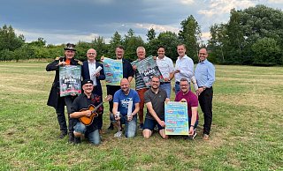 Hier findet das Jubiläumsfest statt: Dirk Lange, Martin Dirkes, Markus Gessinger, Dieter Hoffmeister, Dominik Thiet, Swen Mäding und Stefan Wiedemeier (hinten v. l.) sowie Udo Klare, Thomas Göke, Andreas Volmer und Axel Remmert-Bobe (vorne v. l.) am Piepenbrink. - Ariane Mönikes