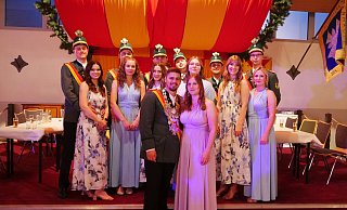 André Noll und seine Freundin Laura Kersting sind das neue Königspaar in Benhausen. - Schützenverein Benhausen
