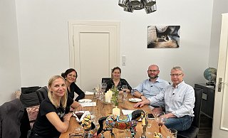 Die Folge des perfekten Dinners mit Gastgeberin Gina Alberts (Mitte) wird demnächst bei VOX ausgestrahlt. - RTL/ITV Studios Germany
