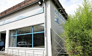 Das mehr als fast 50 Jahre alte Warburger Hallenbad ist marode, muss aber bis mindestens Pfingsten 2027 durchhalten. - Simone Flörke