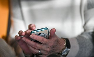 Die Bielefelderin chattete mit ihrer Tochter, das dachte sie jedenfalls. Tatsächlich legten Kriminelle die gutmütige Frau herein. - Symbolfoto: picture alliance / dpa