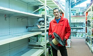 Bernd Petrovitsch steht im Hagebaumarkt vor leeren Regalen. Pumpen sind ausverkauft, Zubehör ist nur noch sehr wenig vorhanden. - Andre Schneider
