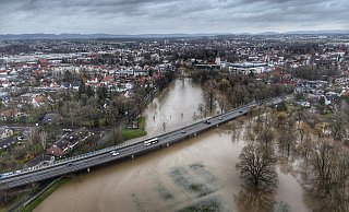 Nicht nur im Sommer 2021 stieg das Wasser in Bünde. Seit Beginn des Jahrtausends standen häufiger Keller, Wohnungen, Felder und auch Straßen unter Wasser. - Gerald Dunkel