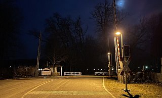 Wieder hell: Das Licht, das am Eingang zum Gräflichen Park den Bahnübergang erhellt, funktioniert wieder. Unklar ist nur, wer es repariert hat. - Ralf T. Mischer