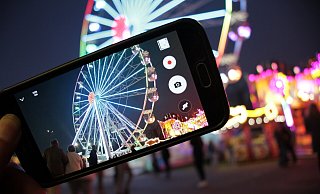 Das tonnenschwere Riesenrad auf der „Oktoberwoche light" gehört wohl zu den beliebtesten Fotomotiven der Festwoche. - Dieter Scholz