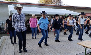 Ob Anchor Step, Toe Strut oder einfach Free Style: Von Anfang an ist die Tanzfläche bei der Country Night der Obernbecker Schützen mit begeisterten Line Dancern gefüllt. - Gabriele Freimuth