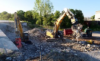 Die Abrissbagger haben ganze Arbeit geleistet. Bereits am frühen Samstagmorgen ist die südliche Brücke über die Borchener Straße Geschichte. - Ralph Meyer