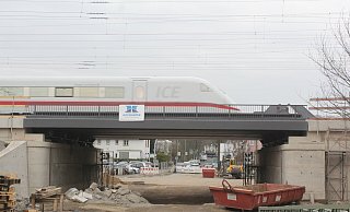 Die neue Eisenbahnbrücke über der Steinstraße ist bis auf Kleinigkeiten fertig. Nun kommt der Straßenbau zum Zug. - Ulf Hanke