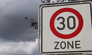 In einer Tempo-30-Straße in Hiddenhausen wird regelmäßig gerast. - Symbolfoto: Annika Könntgen