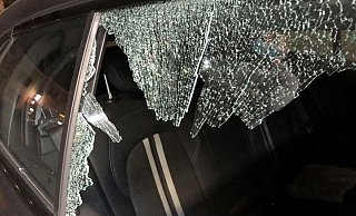Die Täter benötigen für die Taten einige Sekunden. In der Regel schlagen sie stumpf eine Seitenscheibe ein und geifen dann im Inneren zu. - Symbolfoto: Polizei