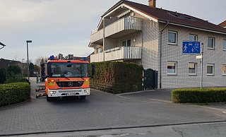Auf dem Balkon befand sich ein bereits abgelöschter Gasgrill, als die Einsatzkräfte eintrafen. - Feuerwehr Paderborn