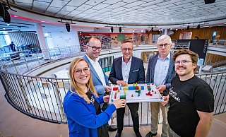 Gesa Fischer (v.l.), Martin Knabenreich, Marcus Scharpenberg, Walter Hauer und Giovanni Fusarelli sind die Macher der Wissenswerkstadt, die sich nach zehn Jahren Planung den Bielefeldern vorstellt. Hier findest du die passenden Menschen in unserem TeamAllgemeine AnfragenTel. 0521 - 55 77 4 - 555Kontakt für Institutionen & KooperationenMartin KnabenreichGesa FischerGiovanni Fusarelli - Sarah Jonek / Jonek Fotografie