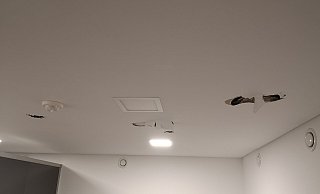 Unbekannte haben Löcher in die Decke geschlagen. - privat