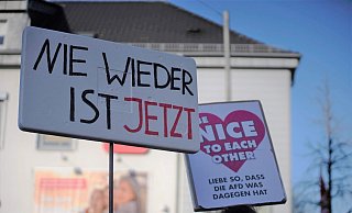 Viele Menschen hatten Plakate dabei. - Gerald Dunkel