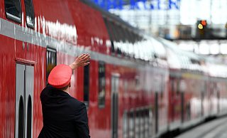 Zugbegleiter sind nach Zahlen der Eisenbahngewerkschaft EVG immer öfter Gewalt ausgesetzt. - dpa